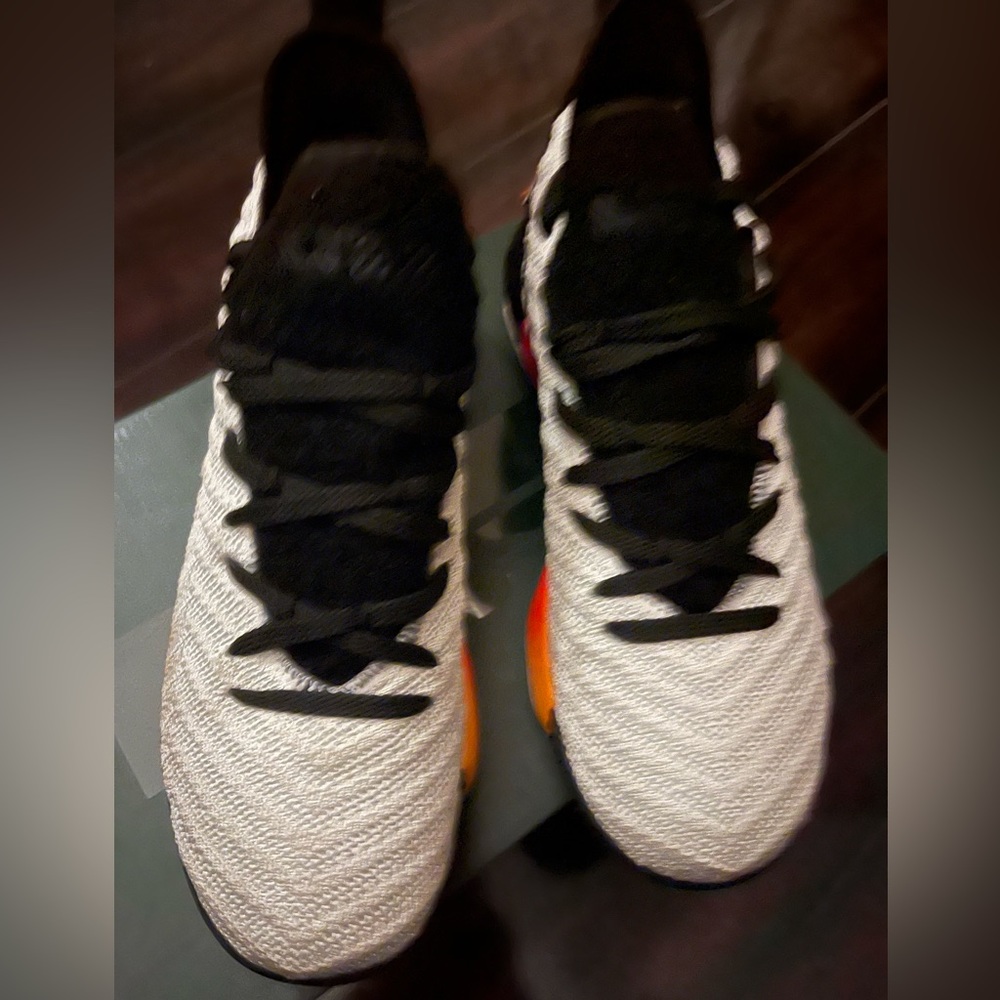 Lebron XVI boys sneakers - Picture 2 of 4